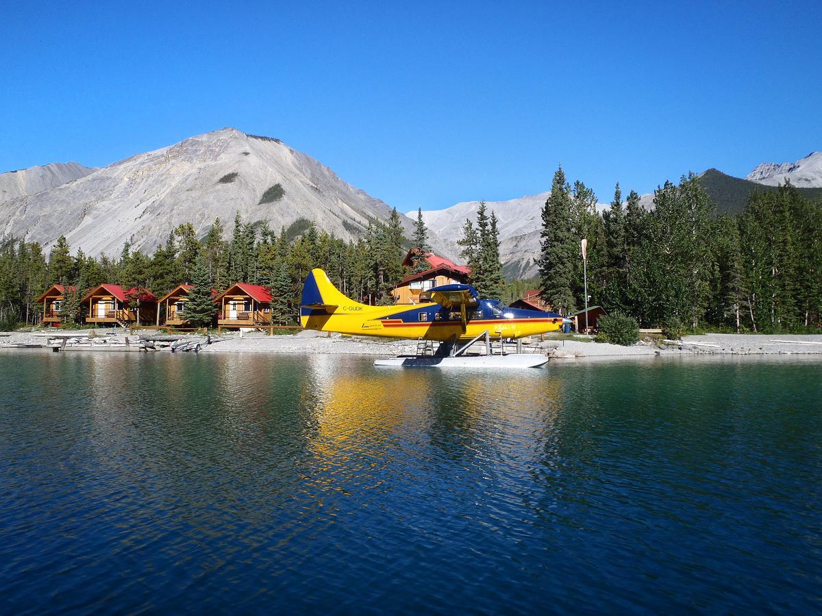 Northern Rockies Lodge Muncho Lake Exterior foto