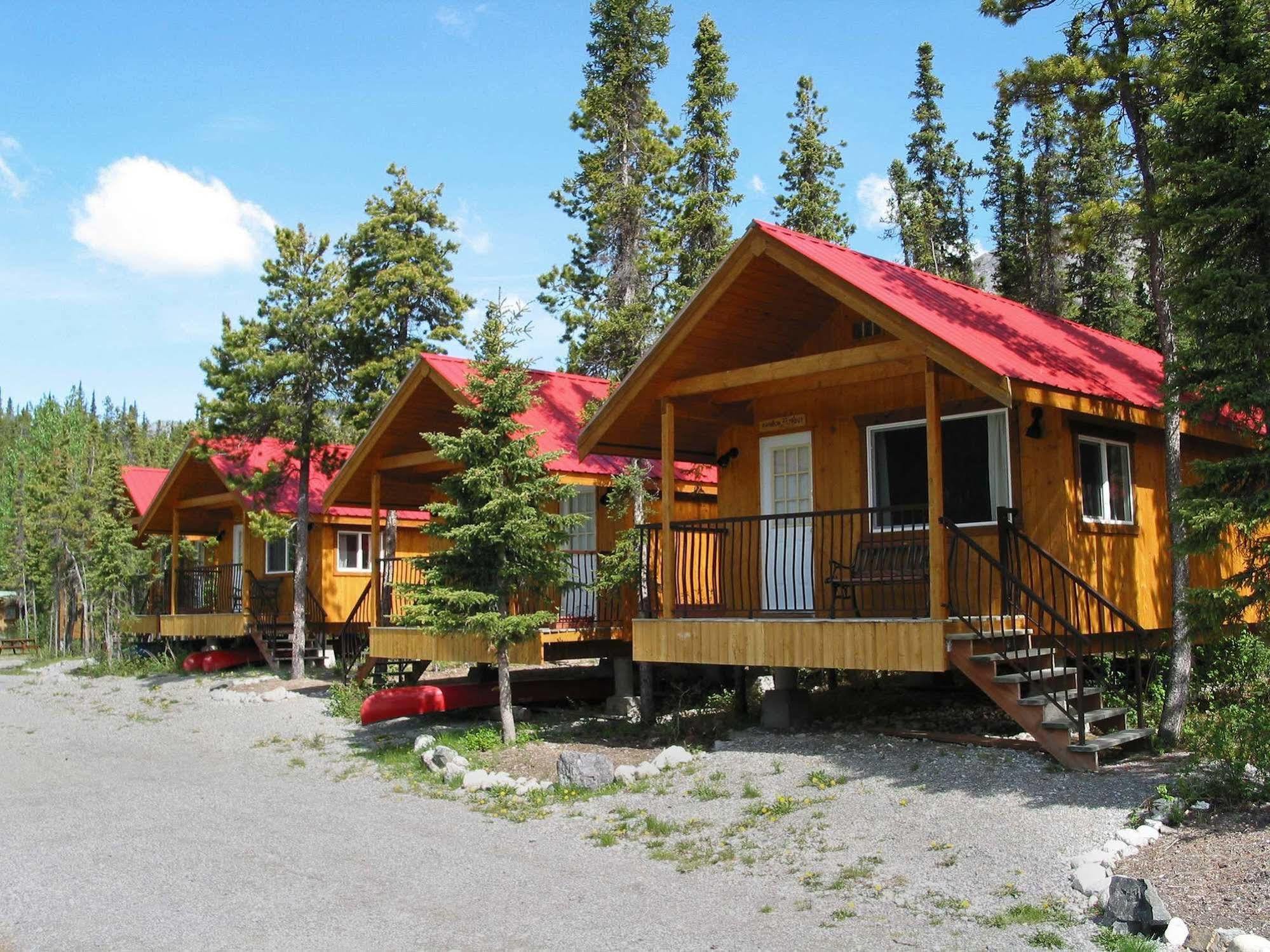 Northern Rockies Lodge Muncho Lake Exterior foto