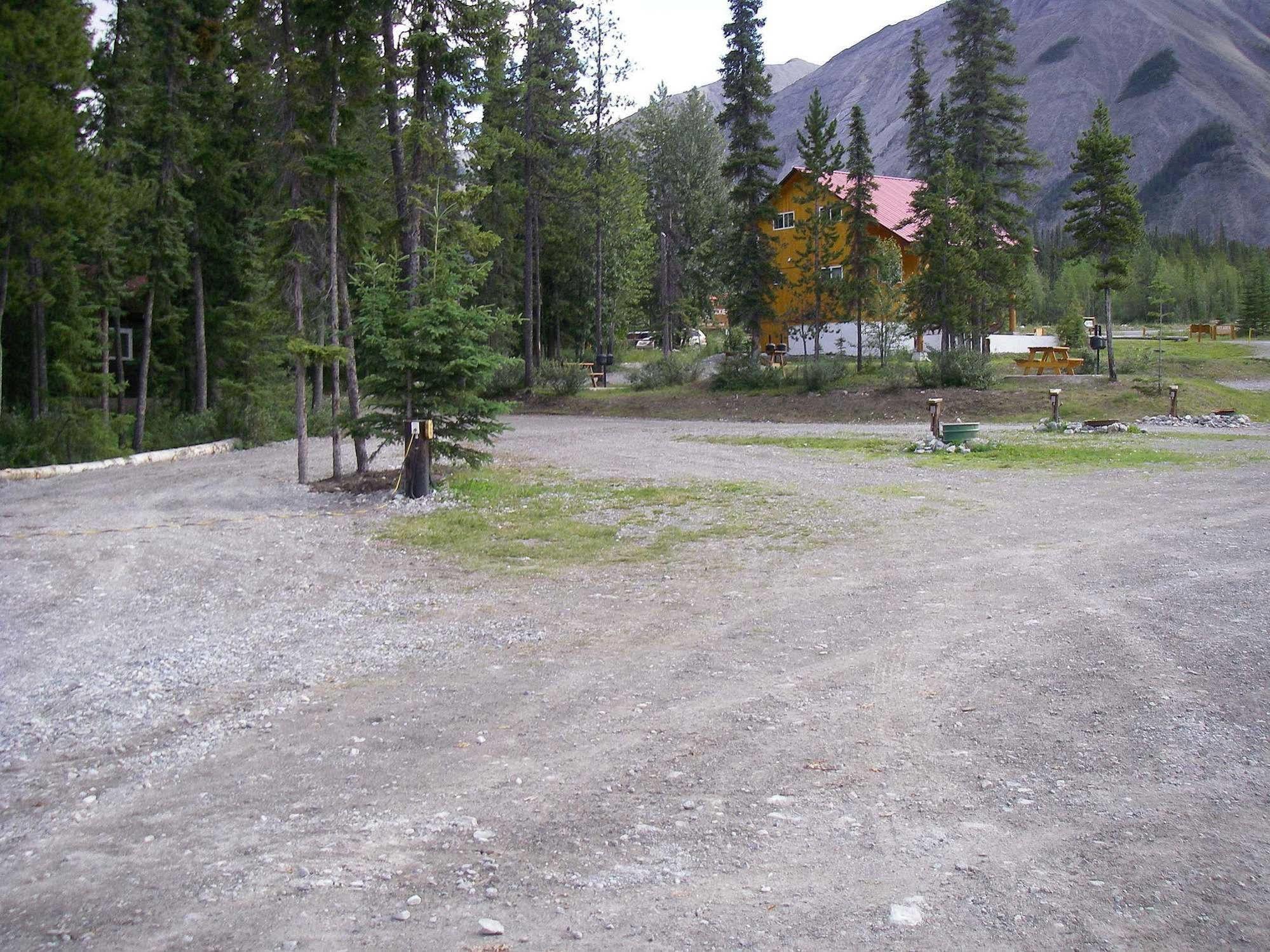 Northern Rockies Lodge Muncho Lake Exterior foto